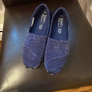 Tom’s women’s shoes size 7.  Navy blue sparkle.